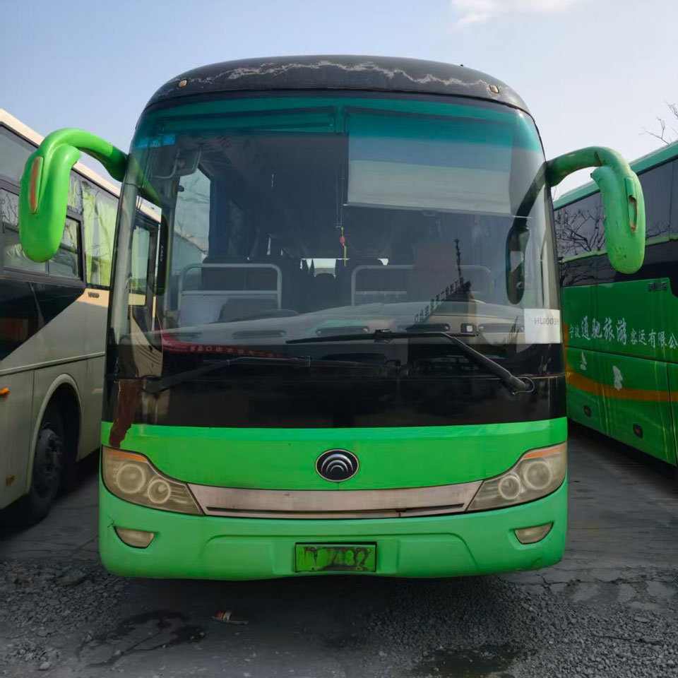 67 o'rinli Uesd dizel avtobusi
