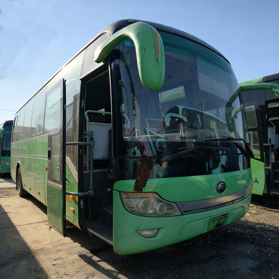 67 o'rinli Uesd dizel avtobusi