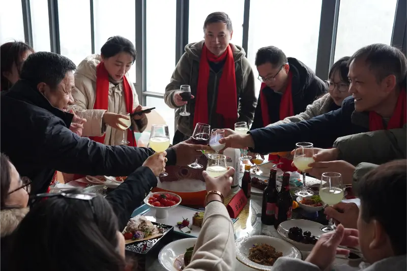 China Honglong Used Passenger Bus Company o'zining yillik sanoat almashinuv konferentsiyasini o'tkazdi va kelajakdagi rivojlanishni muhokama qilish va rejalashtirish uchun mahalliy va xalqaro sanoat ishtirokchilarini birlashtirdi.