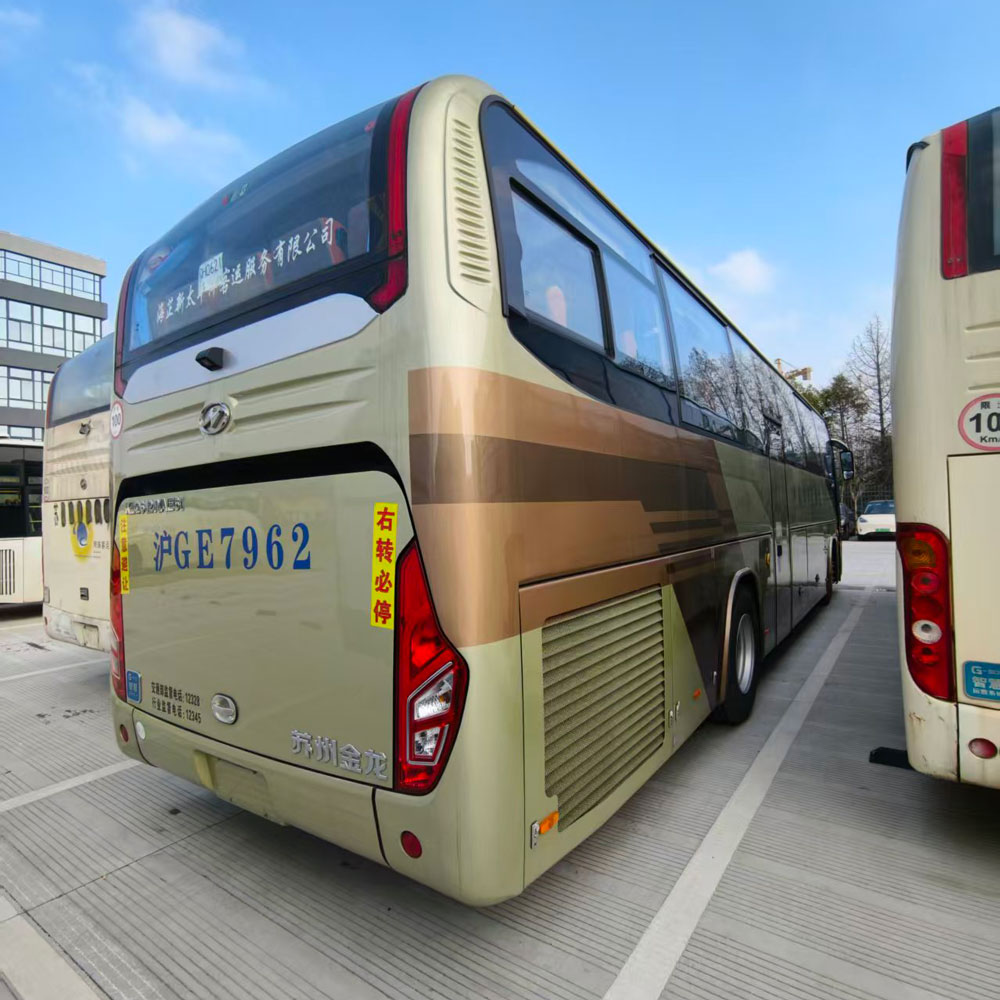 Yuqori 54 o'rinli dizel avtobusi