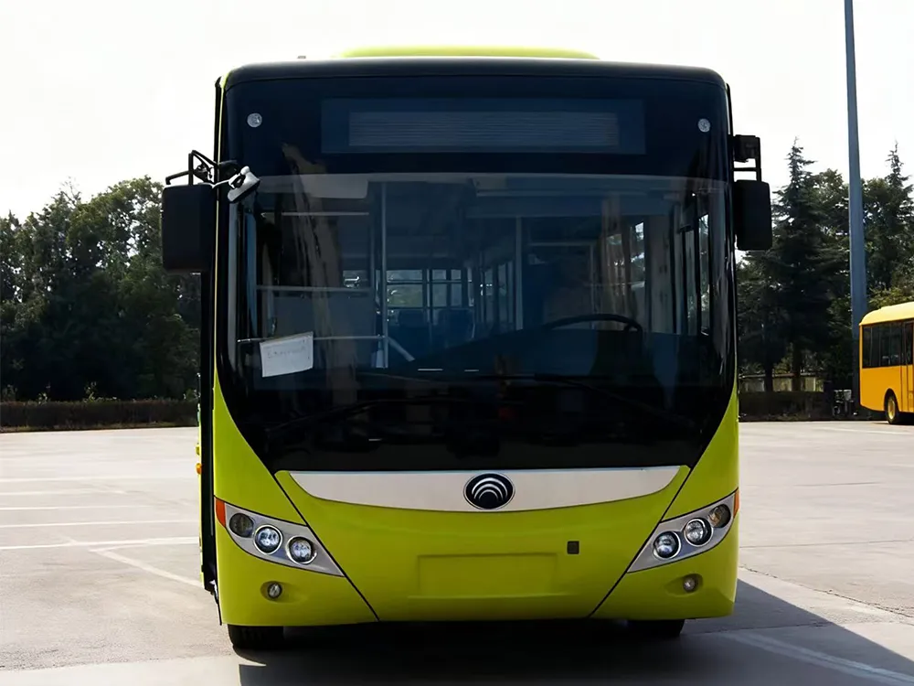 32 o'rinli toza elektr avtobusidan foydalangan